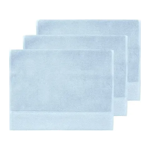 Serviette invité personnalisée brodée à Paris, coloris bleu ciel (modèle Beaubourg, 100 % coton peigné zero-twist)