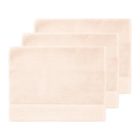 Serviette invité personnalisée brodée à Paris, coloris poudre (modèle Beaubourg, 100 % coton peigné zero-twist)