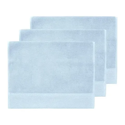 Serviette invité personnalisée brodée à Paris, coloris bleu ciel (modèle Beaubourg, 100 % coton peigné zero-twist)