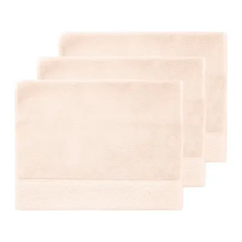 Serviette invité personnalisée brodée à Paris, coloris poudre (modèle Beaubourg, 100 % coton peigné zero-twist)