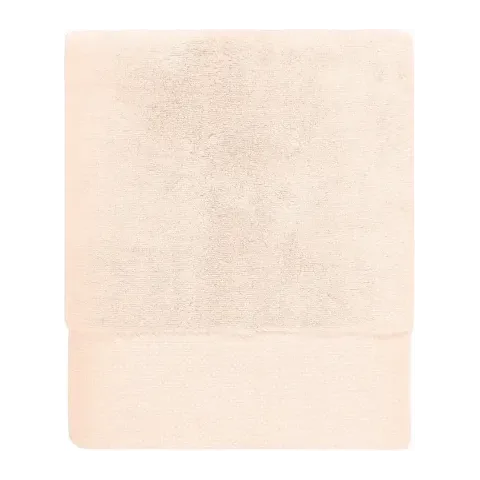 Serviette de bain personnalisée brodée à Paris, coloris poudre (modèle Faubourg, 100 % coton peigné zero-twist)