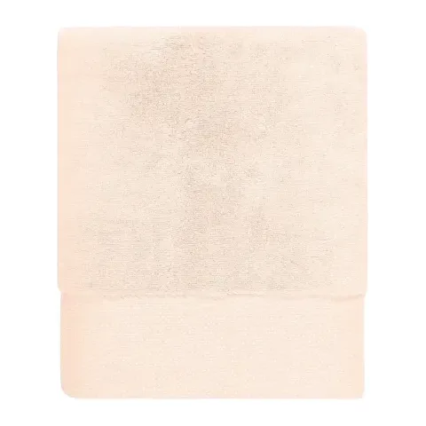 Serviette de bain personnalisée brodée à Paris, coloris poudre (modèle Faubourg, 100 % coton peigné zero-twist)