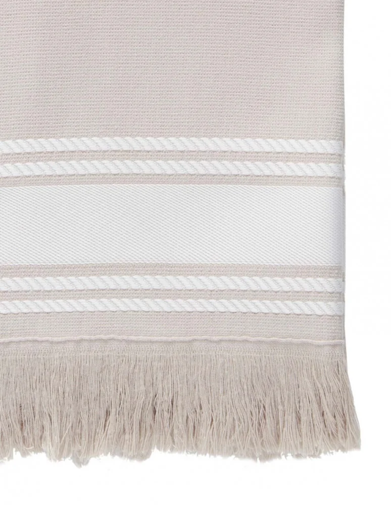 Drap de plage personnalisé coloris sable : gros plan sur la matière, 100 % coton, face lisse et dos éponge (modèle Longchamp)