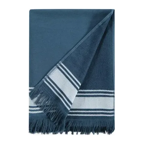 Drap de plage personnalisé brodé à Paris, coloris denim (modèle Longchamp, 100 % coton, face lisse et dos éponge)