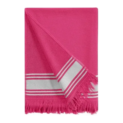 Drap de plage personnalisé brodé à Paris, coloris rose indien (modèle Longchamp, 100 % coton, face lisse et dos éponge)