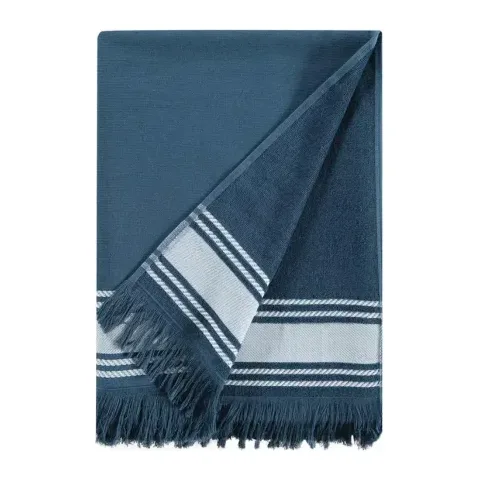 Drap de plage personnalisé brodé à Paris, coloris denim (modèle Longchamp, 100 % coton, face lisse et dos éponge)