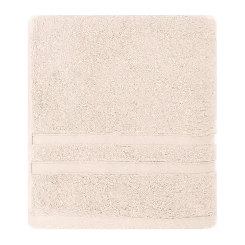 Serviette de bain personnalisée brodée à Paris, coloris rose (modèle Royale, 80 % coton peigné · 20 % modal)