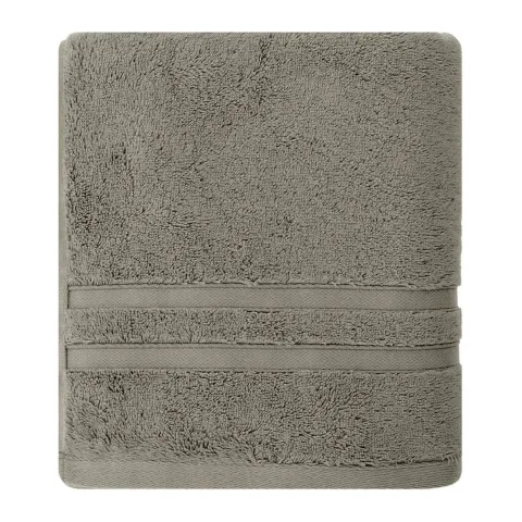 Serviette de bain personnalisée brodée à Paris, coloris noisette (modèle Royale, 80 % coton peigné · 20 % modal)