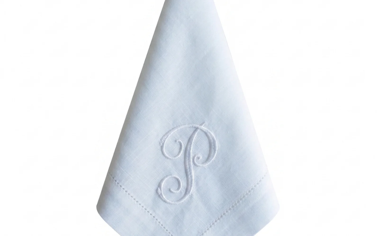 Serviette brodée d'un monogramme ton sur ton pour un baptême, brodée à Paris