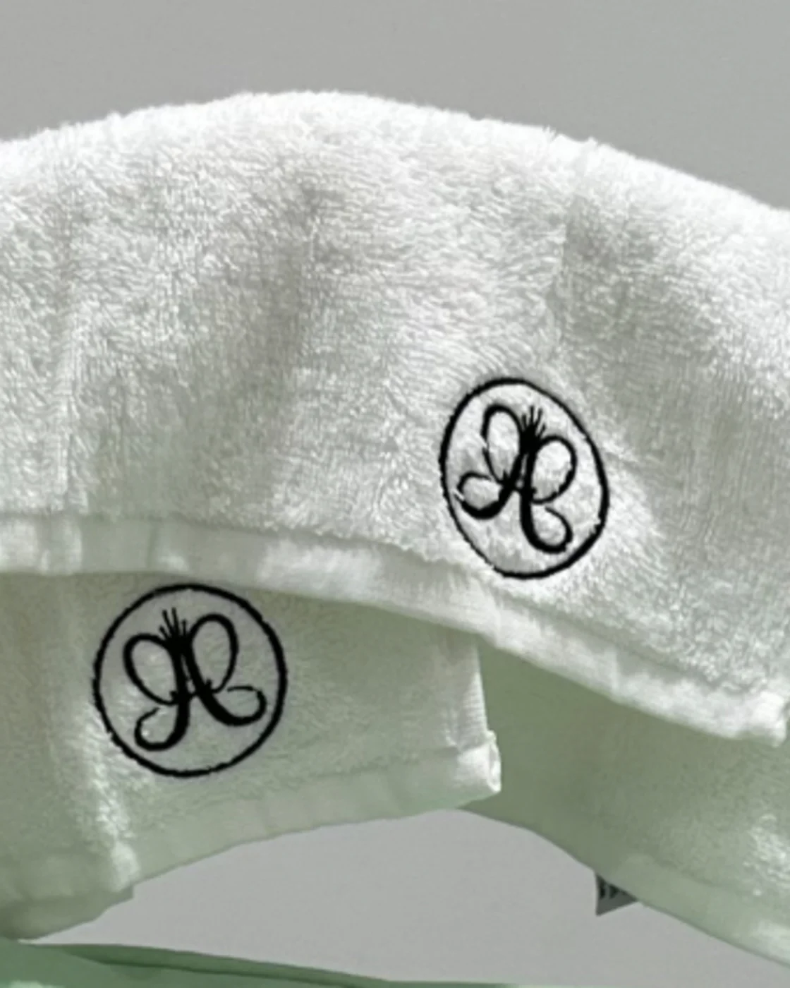 Serviette brodée personnalisée à Paris : logo brodé sur serviette d'hôtel-restaurant, broderie fil réalisée en atelier