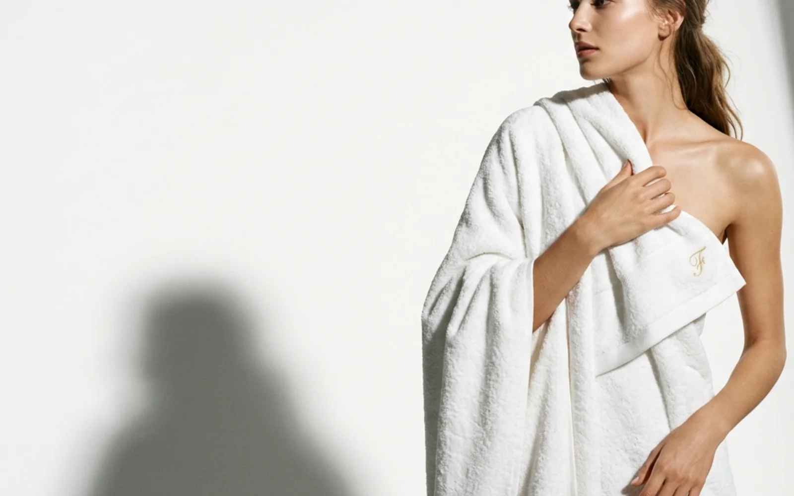 Serviette spa personnalisée brodée à votre logo : linge de spa brodé du logo de l'institut