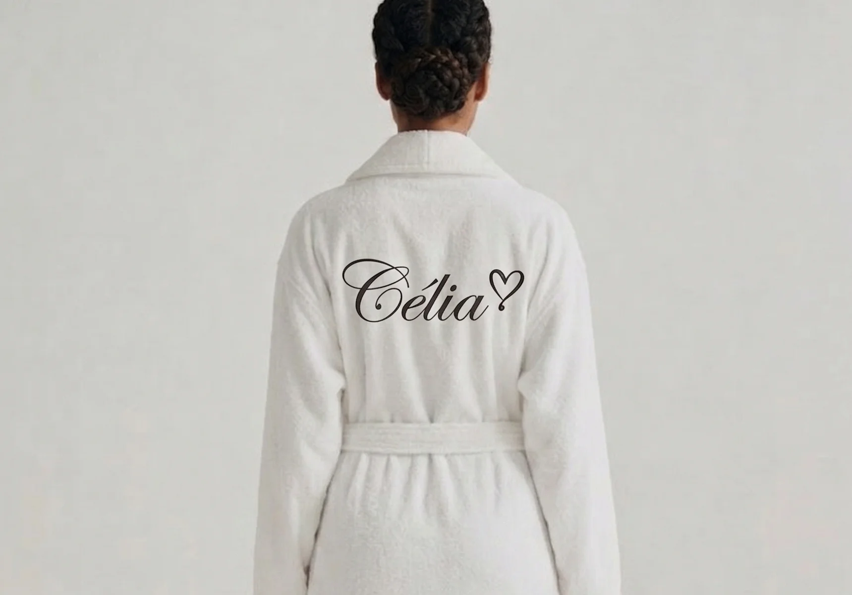 Peignoir personnalisé brodé : peignoir blanc brodé du prénom Célia en script, cadeau d'anniversaire