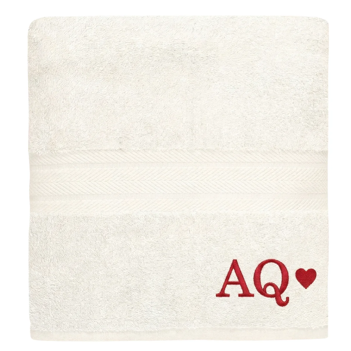 Serviette de bain crème brodée du monogramme AQ et d'un petit cœur au fil rouge dans l'angle