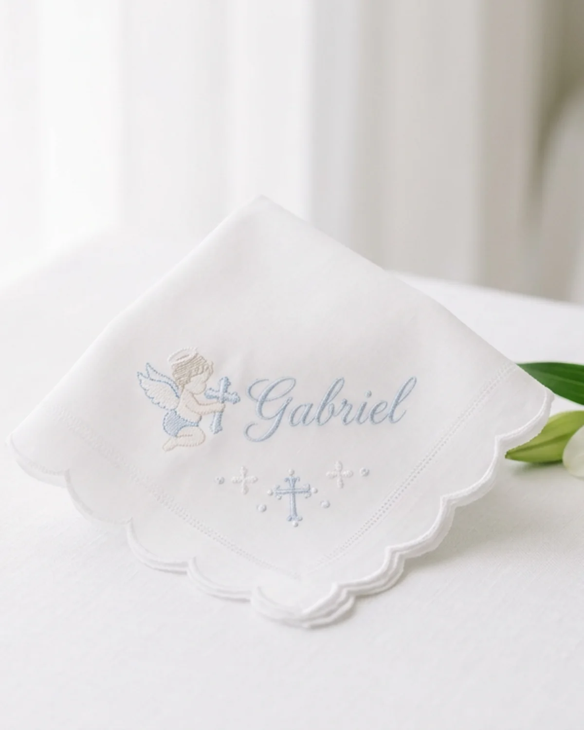 Serviette de baptême brodée au prénom du filleul, cadeau de parrain et marraine