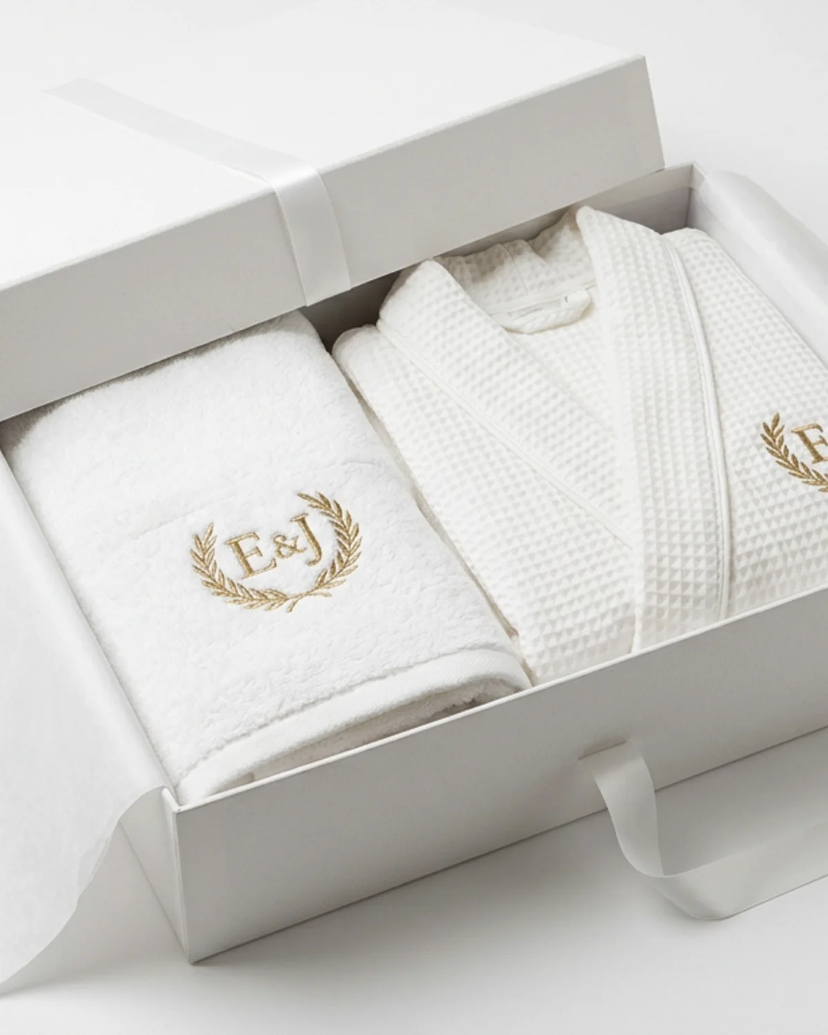 Peignoir personnalisé pour un mariage : coffret cadeau de mariage avec peignoir et linge brodés, atelier parisien