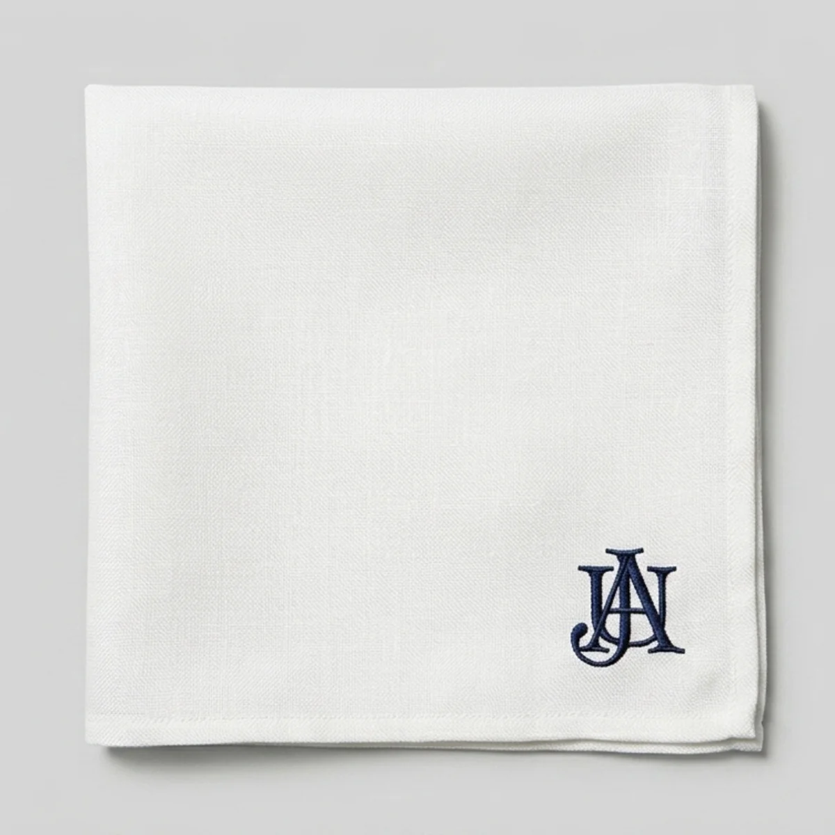 Inspiration serviette personnalisée brodée d'un monogramme JA fil bleu marine, atelier Paris