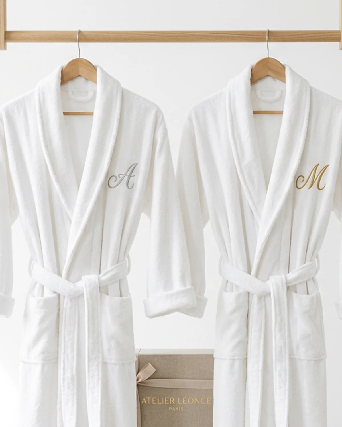 Peignoir personnalisé pour un mariage : duo de peignoirs mariés brodés aux initiales A et M