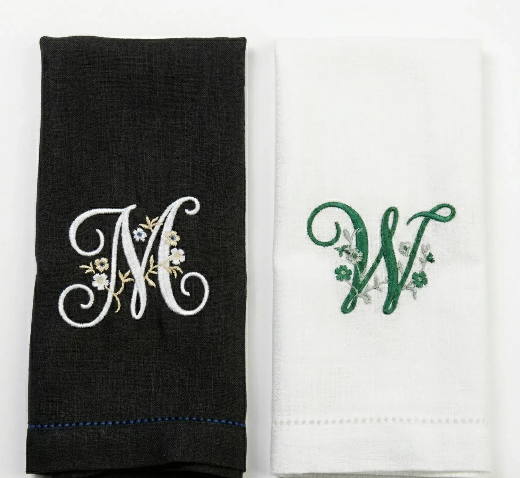 Serviette de table de mariage brodée : serviettes d'invité de mariage brodées d'un monogramme fleuri