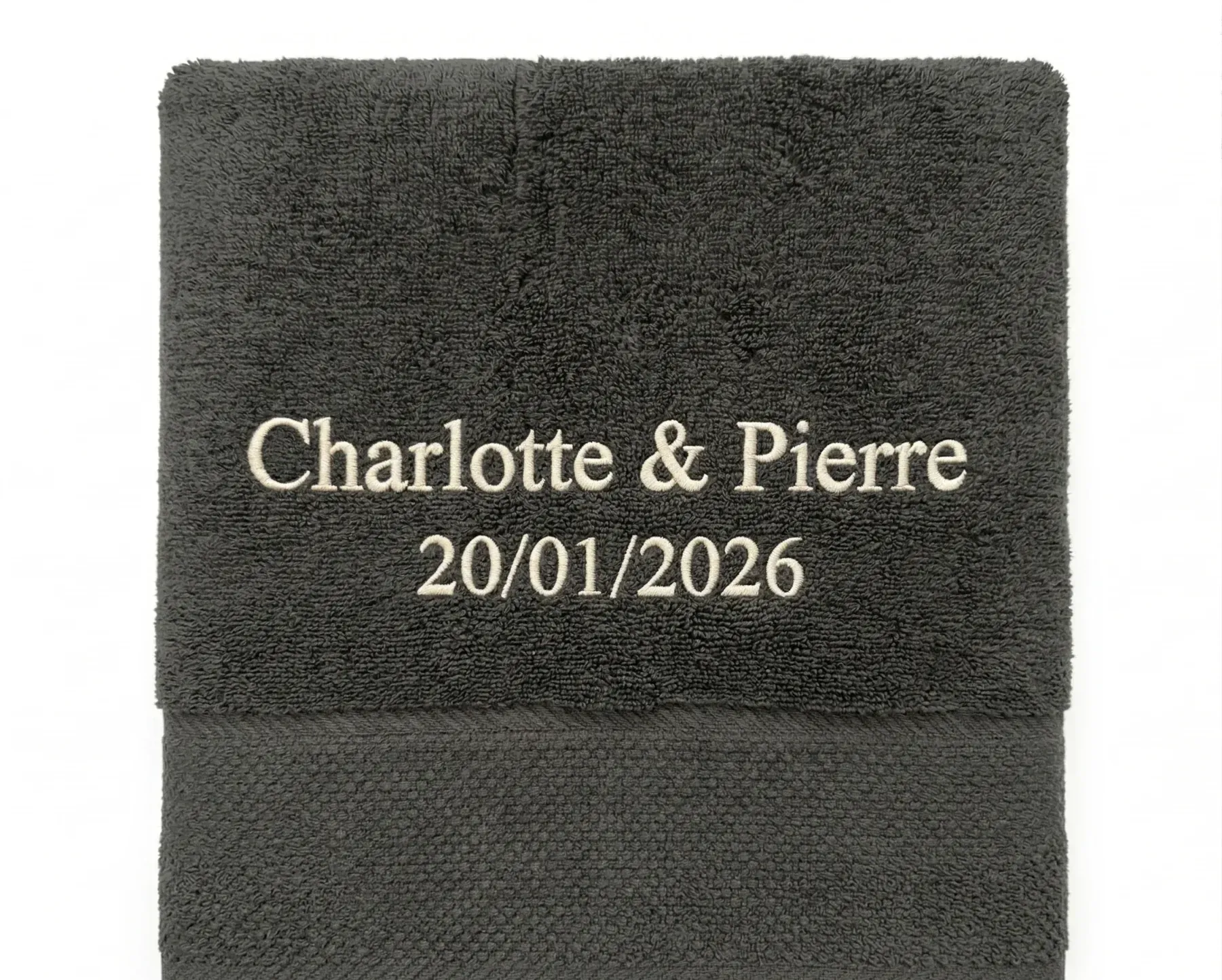 Serviette de table brodée aux prénoms et à la date des mariés pour la réception, motif tissé bien visible