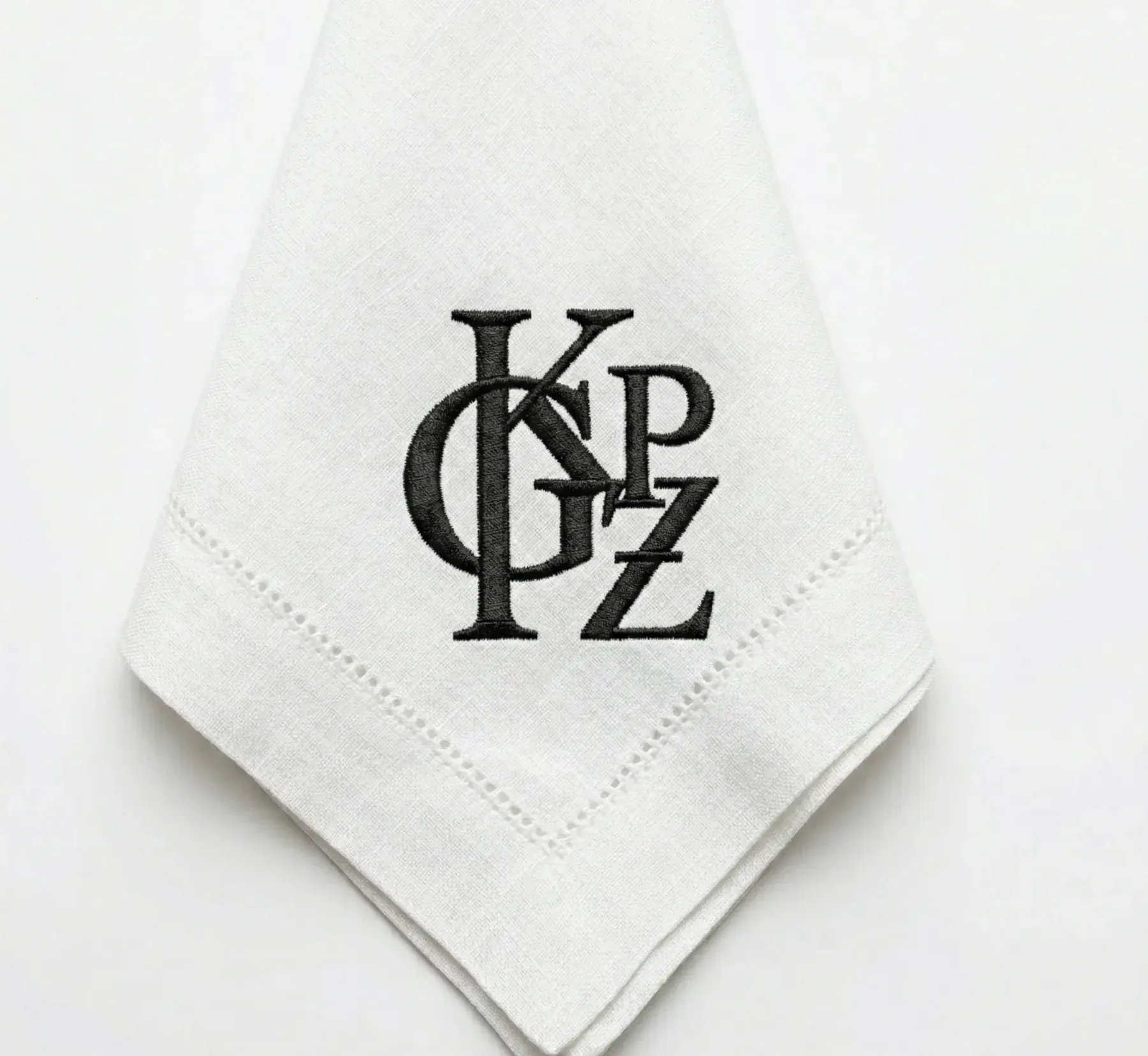 Inspiration serviette de table personnalisée brodée d'un monogramme familial KGPZ, atelier Paris