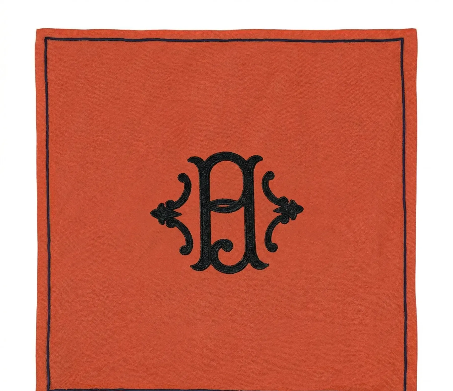 Inspiration serviette de table orange personnalisée brodée d'un monogramme A entrelacé, atelier Paris