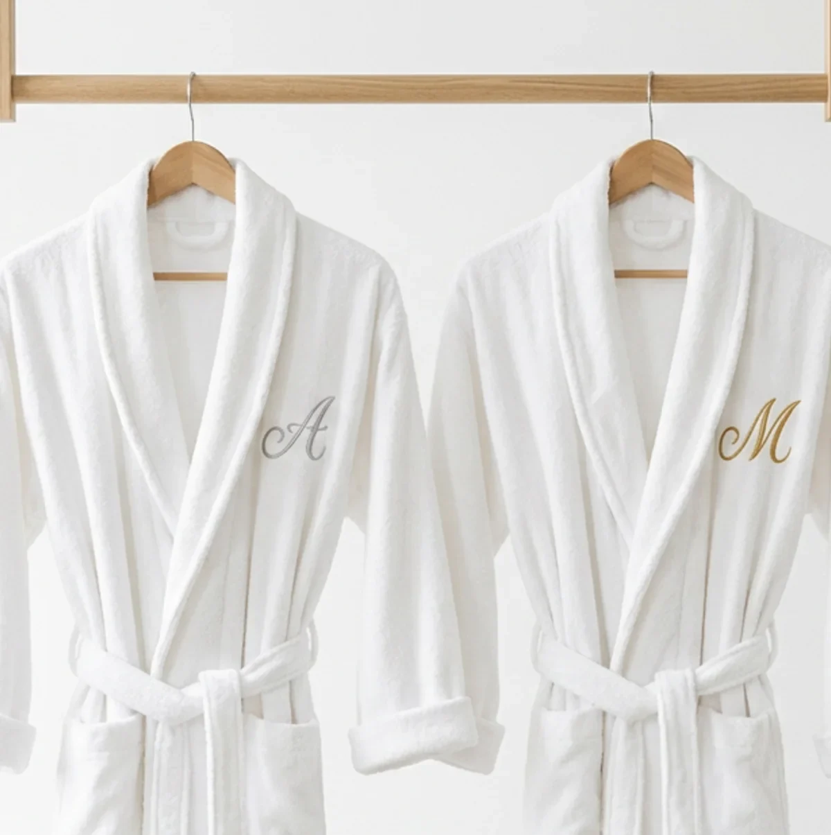 Peignoir personnalisé pour un mariage : duo de peignoirs mariés brodés aux initiales A et M