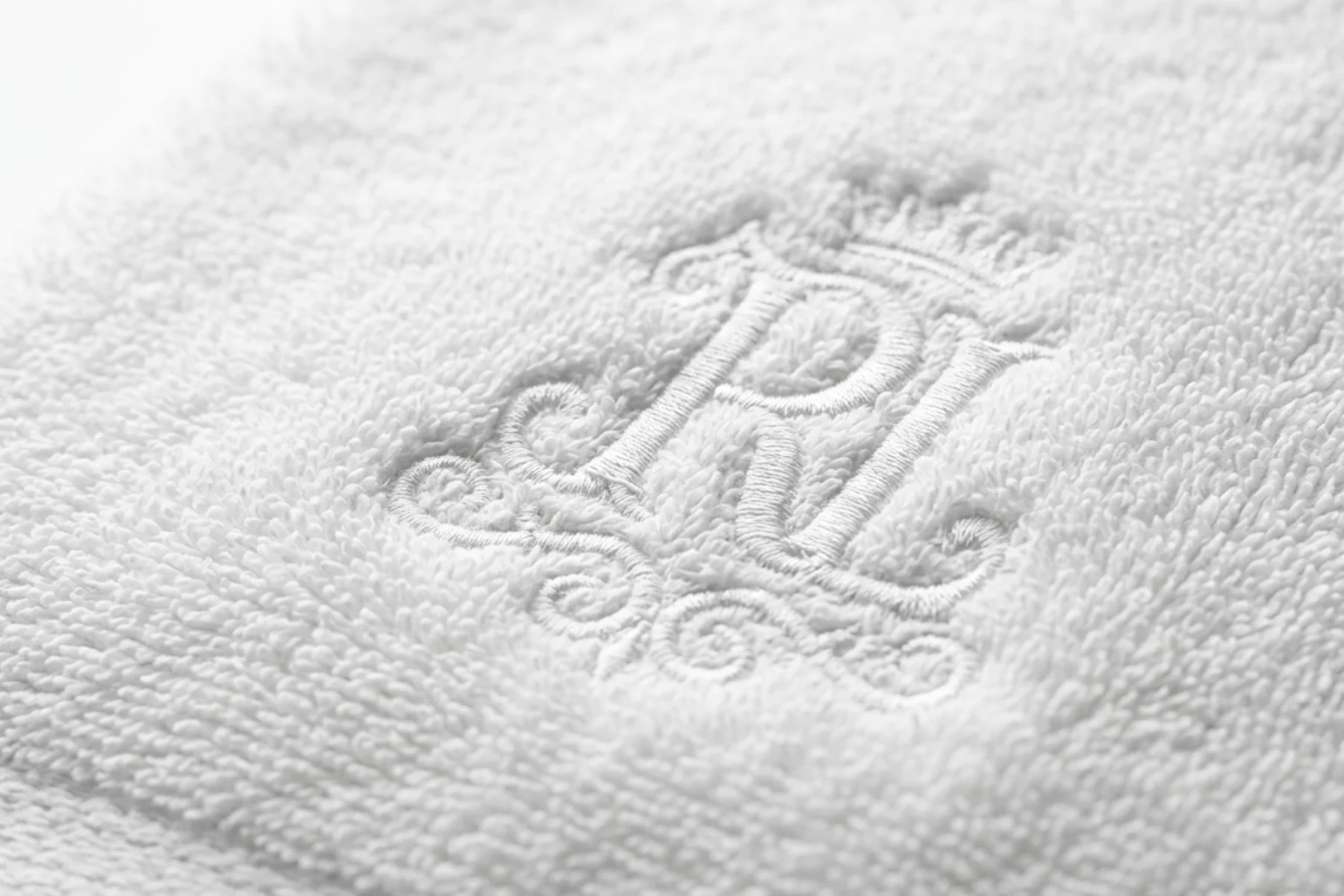 Serviette de bain brodée avec monogramme : monogramme RL surmonté d'une couronne