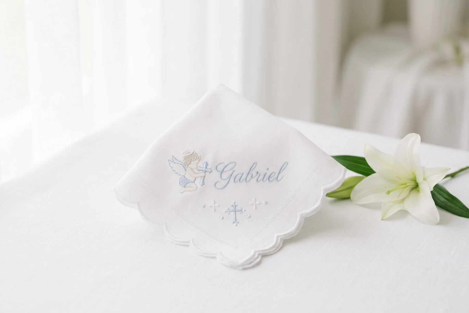 Serviette brodée, cadeau de naissance : linge blanc festonné brodé du prénom Gabriel, d'un ange et de croix en fil bleu ciel